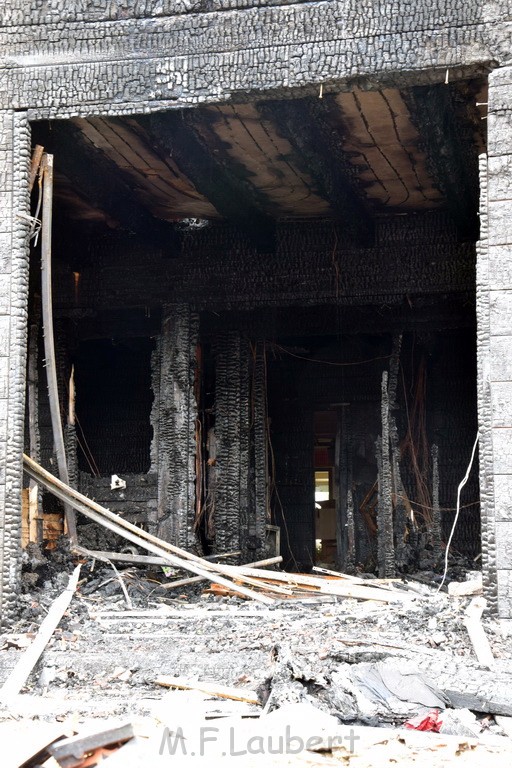 Schwerer Brand in Einfamilien Haus Roesrath Rambruecken P151.JPG - Miklos Laubert
